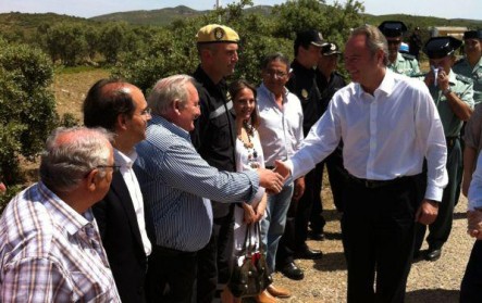 Francisco Tarazona, presidente delegado del Consorcio, y Rafael Pérez, diputado de Imelsa, junto al president de la Generalitat, Alberto Fabra, en la presentación de la campaña forestal